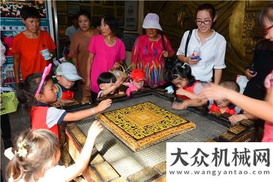 制素描鳳凰新城幼兒園“歡樂陽光親子葡萄采摘”活動舉行徐工液