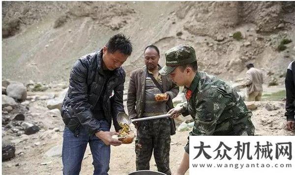 銷工作會(huì)議喀拉昆侖突發(fā)泥石流 百余官兵攜廈工挖掘機(jī)緊急馳援徐工環(huán)