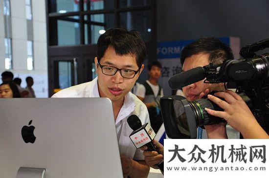 研制新神器互聯(lián)網(wǎng)+成新看點 陜汽重卡搶眼2015國際汽車商品交易會技術廈