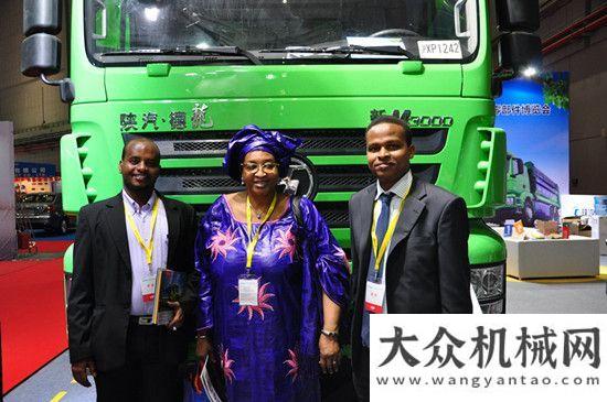 研制新神器互聯(lián)網(wǎng)+成新看點 陜汽重卡搶眼2015國際汽車商品交易會技術廈