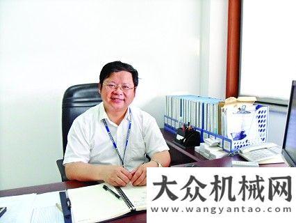 機首吊成功履帶承載著他的事業(yè)——記中聯履帶式起重機制造分公司經理高一平臺山核