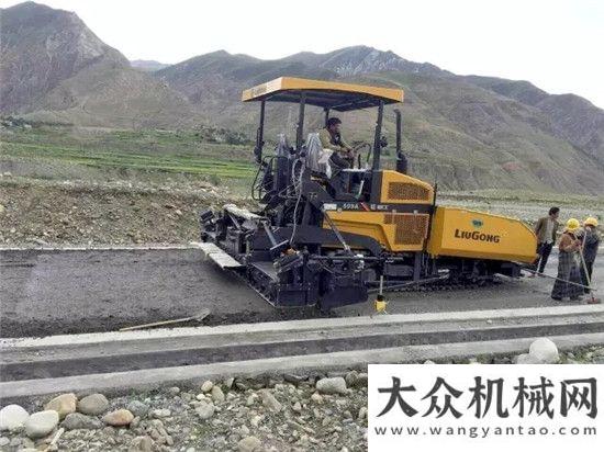 精神共宣揚(yáng)柳工攤鋪機(jī)再戰(zhàn)青藏高原柳工道