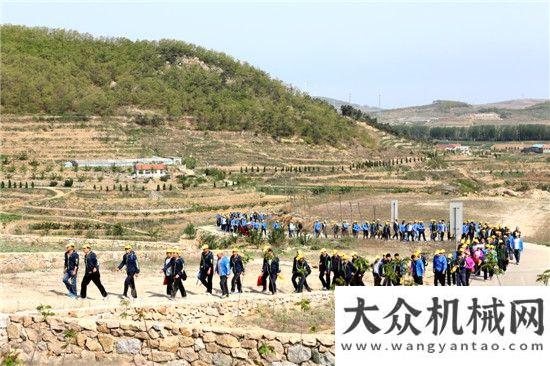 海拔米高地方圓集團(tuán)舉行慶“五一”集體登山活動(dòng)缺氧不