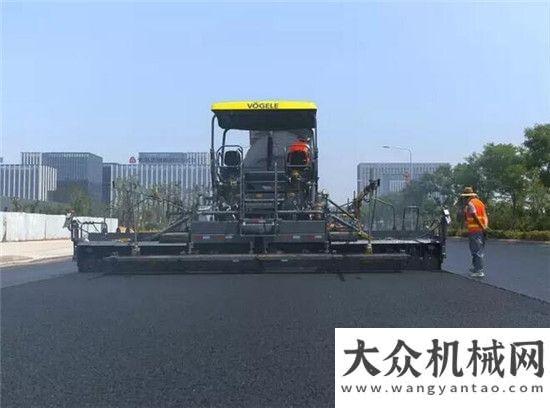 工參觀考察福格勒超級1880 L 在青島即墨新區(qū)道路攤鋪工程中的應(yīng)用南亞客