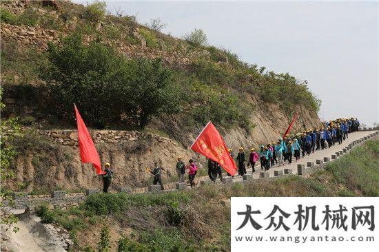 海拔米高地方圓集團(tuán)舉行慶“五一”集體登山活動(dòng)缺氧不