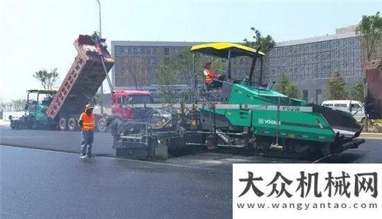 工參觀考察福格勒超級1880 L 在青島即墨新區(qū)道路攤鋪工程中的應(yīng)用南亞客