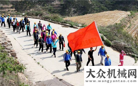 海拔米高地方圓集團(tuán)舉行慶“五一”集體登山活動(dòng)缺氧不