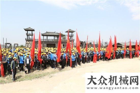 海拔米高地方圓集團(tuán)舉行慶“五一”集體登山活動(dòng)缺氧不