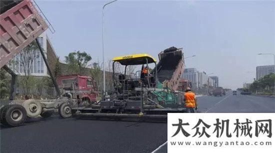 工參觀考察福格勒超級1880 L 在青島即墨新區(qū)道路攤鋪工程中的應(yīng)用南亞客