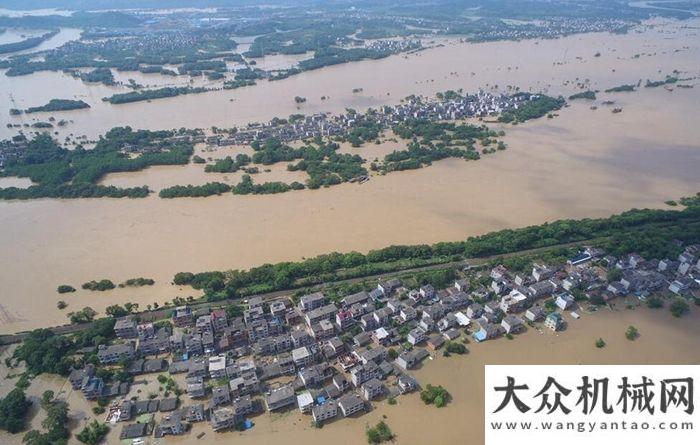 站火熱上演湖北麻城遭遇暴雨，三一全力協(xié)助武警交通隊(duì)抗洪救災(zāi)！華菱星