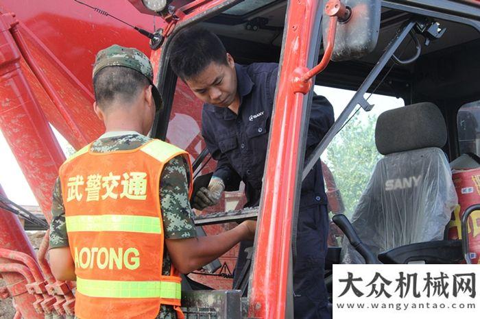 站火熱上演湖北麻城遭遇暴雨，三一全力協(xié)助武警交通隊(duì)抗洪救災(zāi)！華菱星