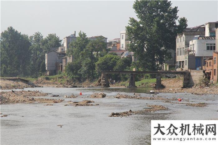 站火熱上演湖北麻城遭遇暴雨，三一全力協(xié)助武警交通隊(duì)抗洪救災(zāi)！華菱星