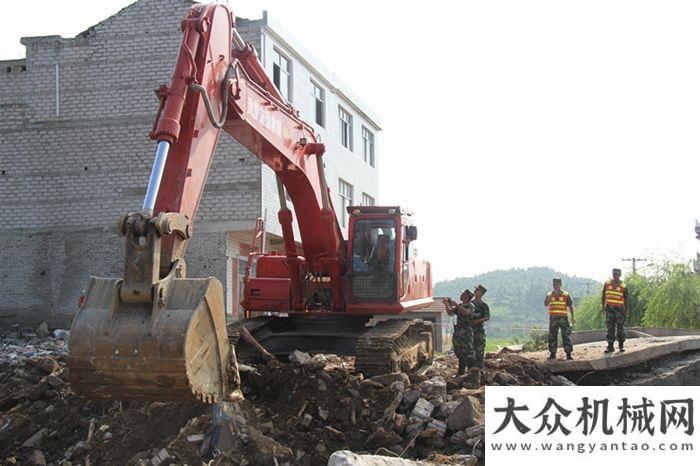 站火熱上演湖北麻城遭遇暴雨，三一全力協(xié)助武警交通隊(duì)抗洪救災(zāi)！華菱星