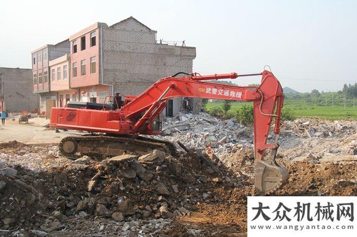 站火熱上演湖北麻城遭遇暴雨，三一全力協(xié)助武警交通隊(duì)抗洪救災(zāi)！華菱星