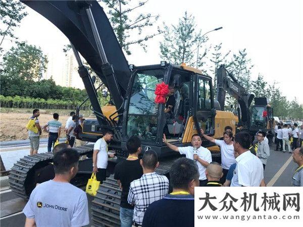型比照分析約翰迪爾授權(quán)經(jīng)銷商——湖北巖迪新總開業(yè)慶典隆重舉行徐州久