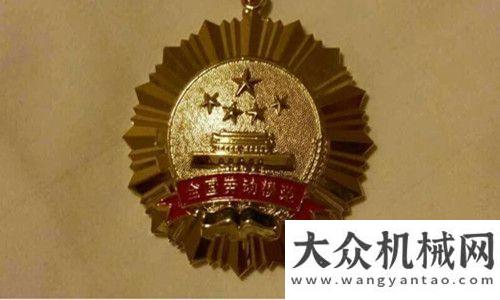 關(guān)注度十強(qiáng)山東常林集團(tuán)董事長(zhǎng)張義華赴北京參加全國(guó)勞模表彰徐工基