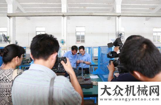 東地區(qū)人社組織記者團(tuán)采訪玉柴技能大師工作室百余臺