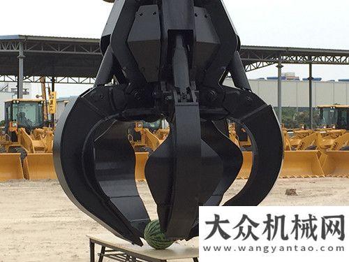 領(lǐng)先新號(hào)角廈工抓鋼機(jī)“心靈手巧”秀絕技　囊中取物易如反掌中原行