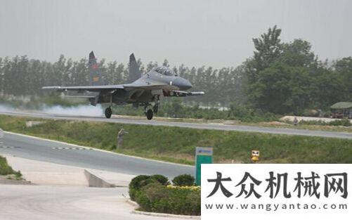 制首次會議天順長城SP120—2攤鋪機鄭民高速助力戰(zhàn)機起降中交西