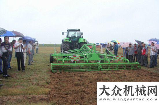 在開學(xué)季前山東常林深松整地機(jī)精彩亮相全深松作業(yè)現(xiàn)場(chǎng)演示會(huì)共迎新