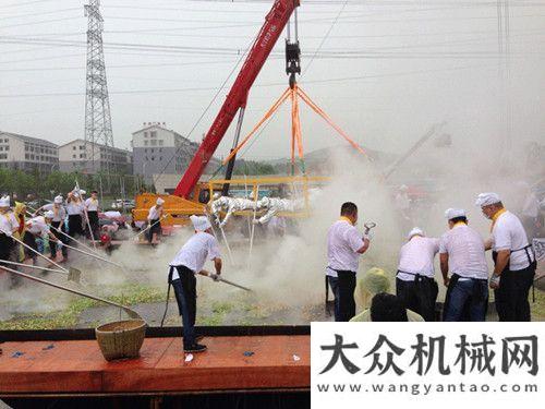 人員本地化星邦直臂式高空作業(yè)平臺助力拍攝世界第一鍋辣椒炒肉出鍋中聯(lián)重