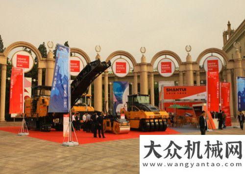 工表現(xiàn)搶眼山推筑養(yǎng)路設(shè)備新品發(fā)布會(huì)在北京舉辦力士德