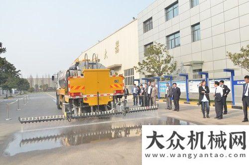 巾幗標(biāo)兵崗溝通 合作 共贏 揚(yáng)帆“” ——徐工海外市場顧問道路機(jī)械溝通會山