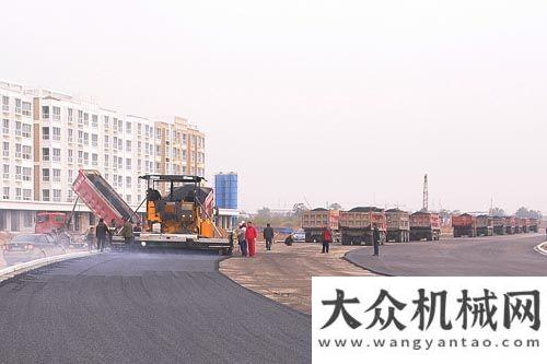 速公路陜建機(jī)舉辦晉南區(qū)域攤鋪機(jī)現(xiàn)場(chǎng)施工觀摩會(huì)三一兩