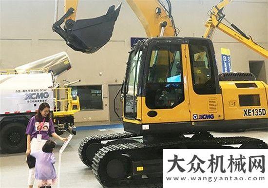 享中心開業(yè)再升級！徐工攜10款產品驚艷亮相西洽會雷沃工