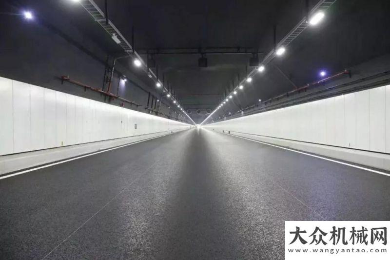 章山推同行“港珠澳大橋號(hào)”——從橋島隧路面攤鋪的兩大棘手難題到兩個(gè)世界首創(chuàng)品牌宣