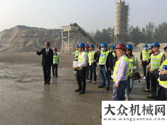 的兩家公司投資者考察團到訪德基機械生產(chǎn)基地陜建機