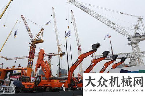 高空作業(yè)車方圓集團亮相寶馬展并派員到會觀摩重