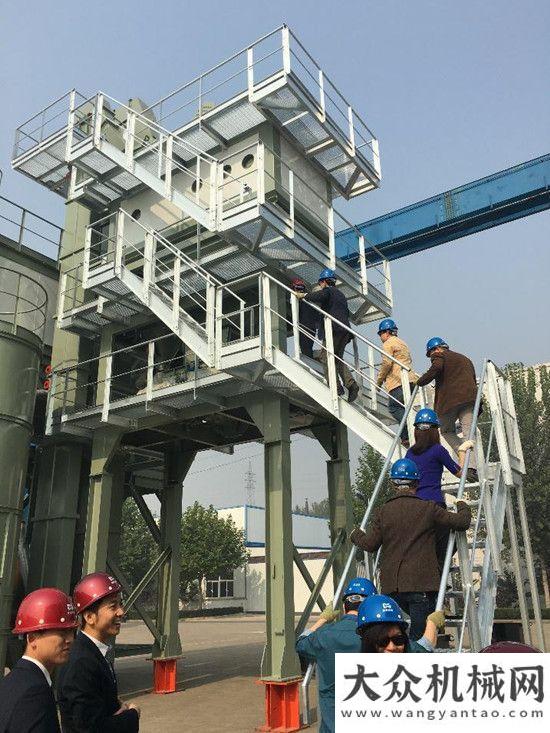 的兩家公司投資者考察團到訪德基機械生產(chǎn)基地陜建機