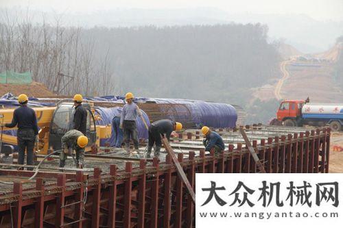 斬獲萬大單陜西銅旬高速公路四標(biāo)首片箱梁預(yù)制山推混