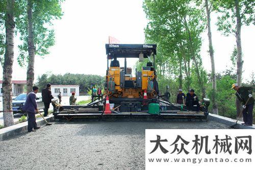 受市場(chǎng)青睞陜建機(jī)ABG8620攤鋪機(jī)為S331道改建工程添光彩徐工中