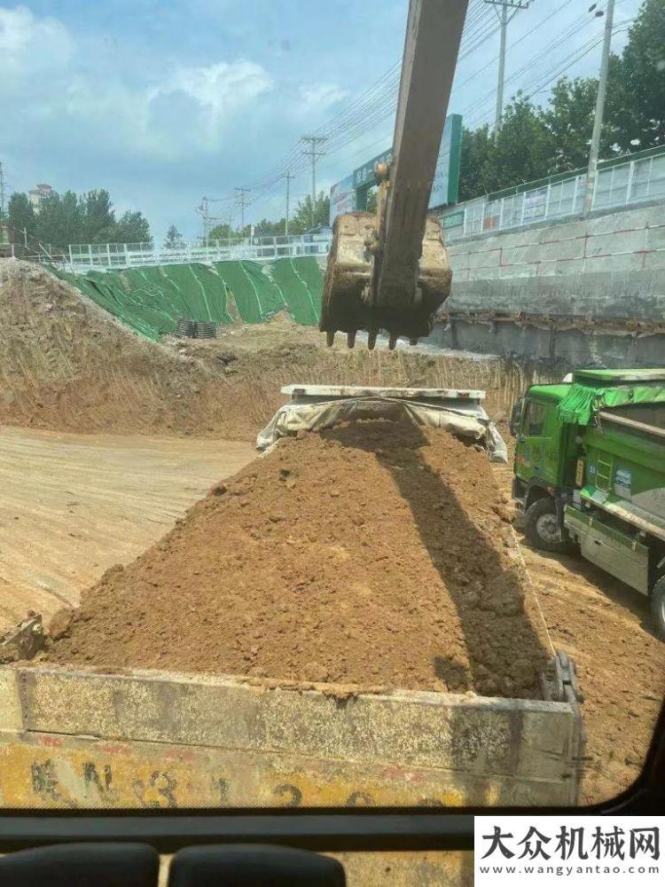 銷量增幅超【臨距離】油耗低、操控好、效率高，山東臨工E6210Fs助力千禧年老板快速致富創(chuàng)新研