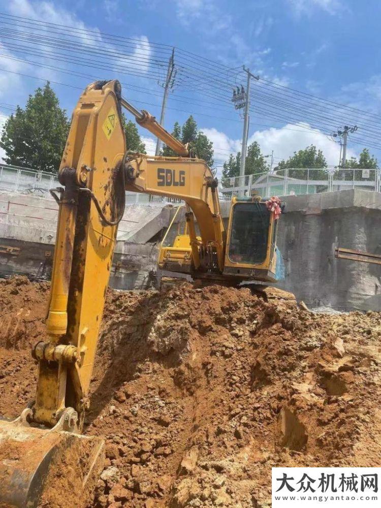 銷量增幅超【臨距離】油耗低、操控好、效率高，山東臨工E6210Fs助力千禧年老板快速致富創(chuàng)新研