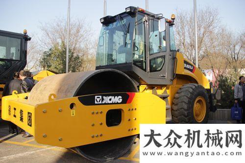 斯坦大動(dòng)脈徐工集團(tuán)2014道路機(jī)械新品發(fā)布西安站盛裝啟動(dòng)中聯(lián)重