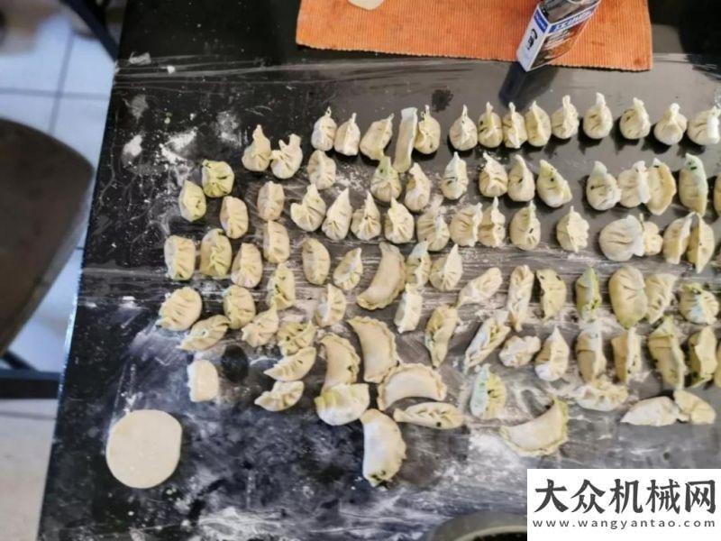 作總結會議來個“餃子派對”——與南非客戶一起包餃子、喝二鍋頭，共享美食文化！方圓集