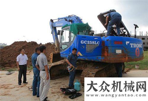 械參觀指導(dǎo)山重建機(jī)總經(jīng)理夏禹武帶隊(duì)參加“心連心 萬(wàn)里行”用戶關(guān)愛走訪活動(dòng)建