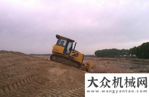 業(yè)創(chuàng)建工作山推國內首臺SD10YS全液壓推土機穩(wěn)定高效運行山東