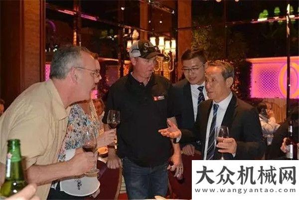 范企業(yè)稱號所有人都沒想到這位63歲的掌門人能說一口流利的英文！鐵拓機