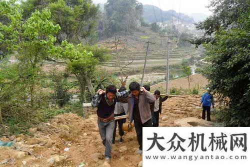 裝載機(jī)入庫深深山間里，濃濃玉柴情江蘇柳