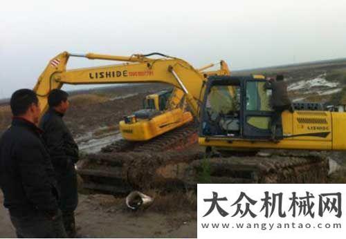 一車走天涯力士德水陸兩棲挖掘機(jī)泥濘之地顯神通三一服