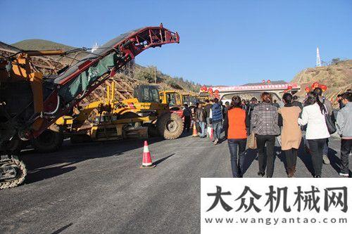 對市場低迷三機(jī)在昆明舉行S型高速公路施工觀摩會柳工六