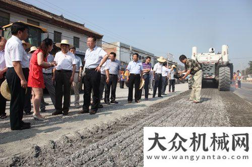 能全面提升達剛路機：粉料撒布車&冷再生機“黃金搭檔”顯身手三一港