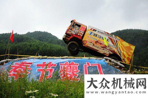 亞大顯身手陜汽杯卡車越野賽奉節(jié)站：大雨擋不住爭霸徐工挖