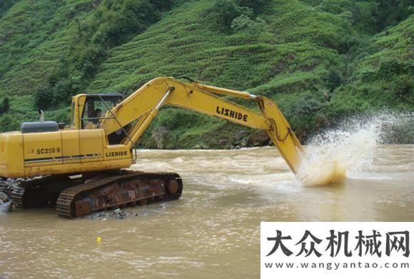 推員工成長(zhǎng)力士德挖掘機(jī)備戰(zhàn)雨季防洪澇山重建