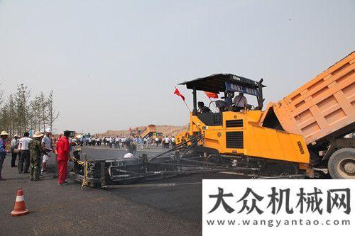 隧道掘進機陜建機路面機械成套新設備在西安成功亮相三一重