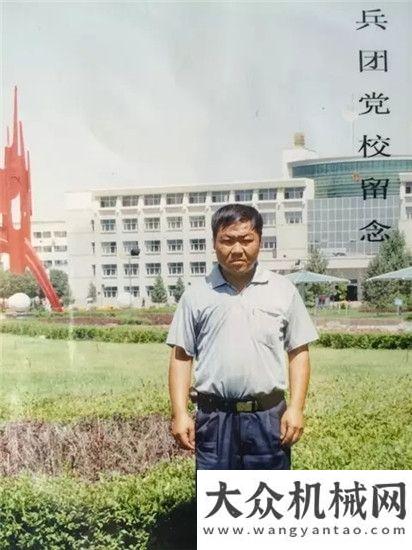 用卡特大挖約翰迪爾服務40年用戶故事之八：李小新 屯墾戍邊的新一代農(nóng)機人告別意